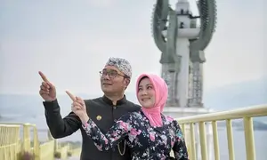 Kebaya kutubaru motif floral kerap jadi andalan Ibu Cinta dalam berpenampilan. Seperti potret ini, kebaya tersebut ia padukan bersama hijab segi empat polos warn a pink senada dengan motif-nya. [Foto: Instagram/ataliapr]