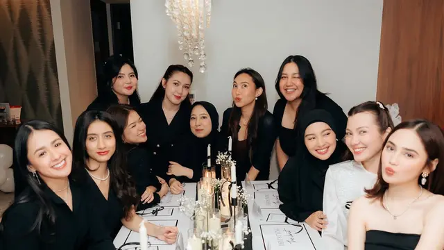 Syifa Hadju Saat Berikan Kejutan Bridal Shower Haviza Devi Anjani. [@snap.nuel/@hendrisentosa]