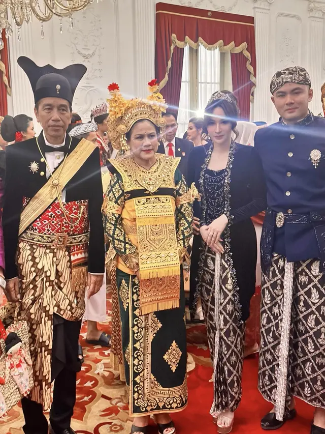 Guntur Triyoga bersama istrinya Apris Devita saat berfoto bareng Presiden Jokowi dan Ibu Iriana.