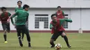 Gelandang Timnas Indonesia U-19, Syahrian Abimanyu, mengontrol bola saat latihan di Stadion Wibawa Mukti, Bekasi, Senin (16/10//2017). Persiapan ini dilakukan jelang kualifikasi Piala Asia U-19. (Bola.com/Vitalis Yogi Trisna)