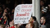 Fans Arsenal membentangkan spanduk yang berisi keinginan agar Arsene Wenger mundur dari jabatan manajer, saat The Gunners bersua Everton, di Stadion Goodison Park (19/3/2016). Wenger dinilai sudah saatnya memberikan tongkat estafet ke pelatih lain.  (Reut