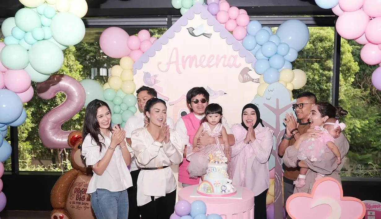 Sementara itu, Krisdayanti tampil formal glam dengan kemeja satin krem dan celana hitam. Belt tipis hitam jadi aksesori yang membentuk pinggang [@attahalilintar]