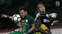 Pemain PSMS, Shohei Matsunaga (kiri) berebut bola dengan dua pemain Bhayangkara FC pada lanjutan Go-Jek Liga 1 Indonesia bersama Bukalapak di Stadion PTIK, Jakarta, Jumat (3/8). Babak pertama Bhayangkara unggul 2-0. (Liputan6.com/Helmi Fithriansyah)