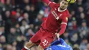 Pemain Liverpool, Emre Can (kiri) melakukan duel dengan pemain Brighton, Glenn Murray pada laga Premier League pekan ke-15 di di American Express Community Stadium, Brighton, (2/12/2017). Liverpool menang telak 5-1. (Gareth Fuller/PA via AP)