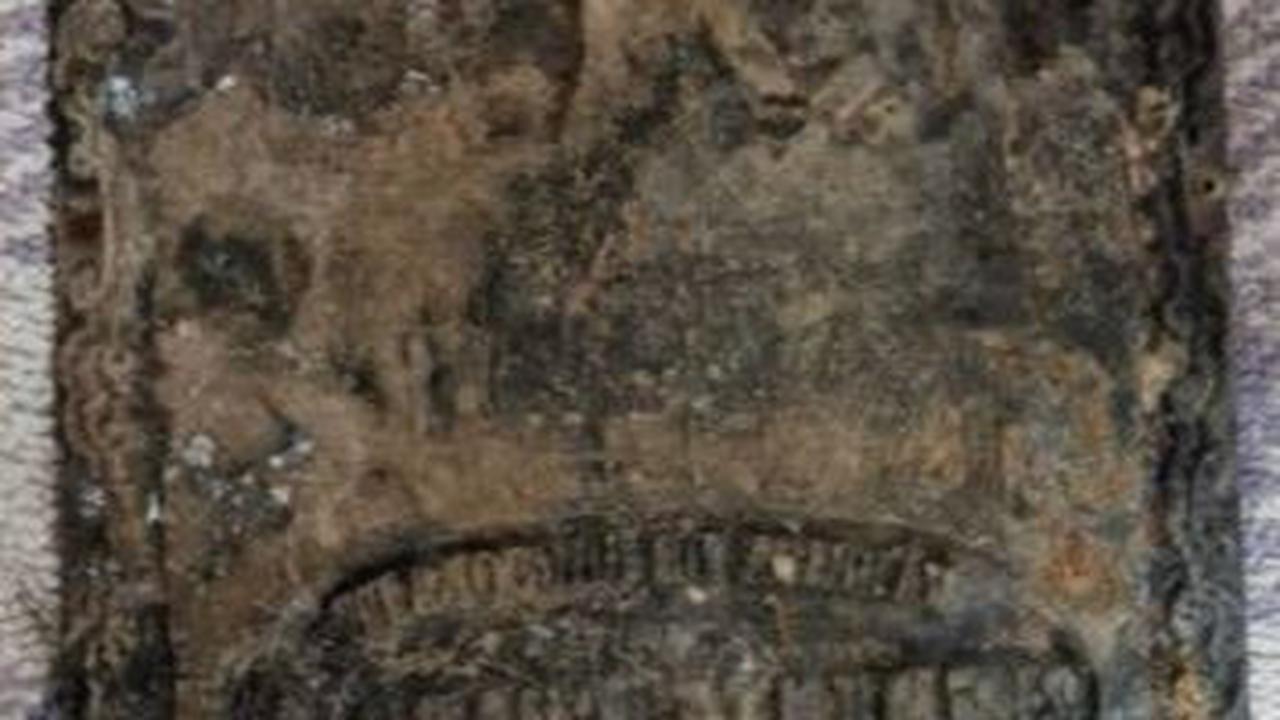 Di dalam bangunan tersebut, arkeolog menemukan beberapa pelat timah berukir.