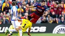 Luis Suarez berduel dengan kiper Real Sociedad, Geronimo Rulli, dalam lanjutan La Liga Spanyol di Stadion Camp Nou, Barcelona, Sabtu (28/11/2015). (EPA/Alejandro Garcia)