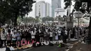 Massa salat berjemaah saat menggelar aksi di sekitar Patung Kuda, Monas, Jakarta, Rabu (26/6/2019). Ratusan massa terus memadati aksi tersebut untuk menuntut hakim MK agar adil dalam memutuskan hasil sidang sengketa Pilpres 2019. (merdeka.com/Iqbal S. Nugroho)