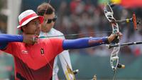 Pemanah putra Indonesia, Riau Ega Agata Salsabilla saat bertanding melawan Ilfat Abdullin asal Kazakhstan di Asian Games 2018, di Jakarta, Selasa (28/8). Riau Ega memperoleh medali perunggu. (AP Photo/Lee Jin-man)