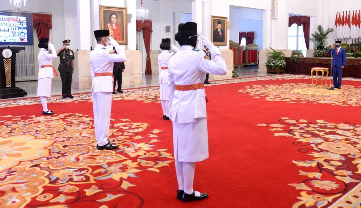 Presiden Joko Widodo atau Jokowi memimpin upacara Pengukuhan Pasukan Pengibar Bendera Pusaka (Paskibraka) di Istana Negara, Jakarta, Kamis (13/8/2020). Sebanyak 8 anggota Paskibraka akan bertugas pada upacara HUT ke-75 Kemerdekaan RI. (Foto: Lukas - Biro Pers Sekretariat Presiden)