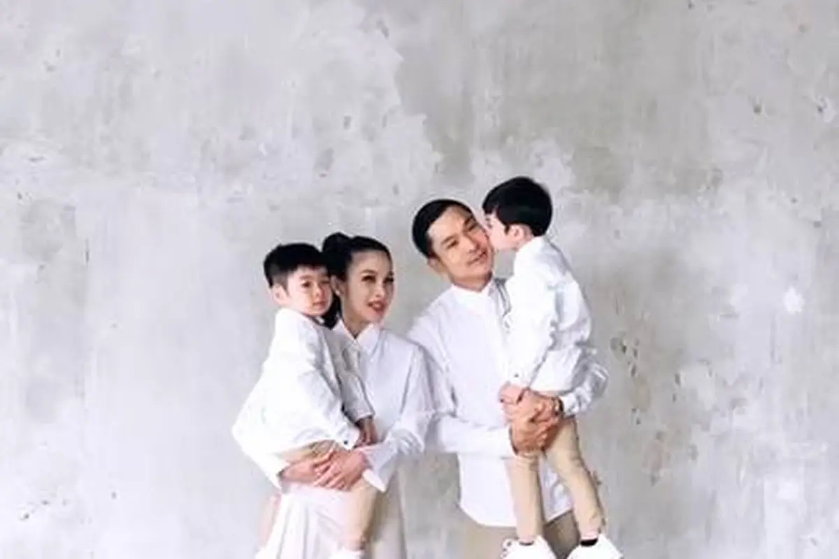 Tampil Kompak, Ini 7 Momen Pemotretan Sandra Dewi Bersama Keluarga Besar Moeis