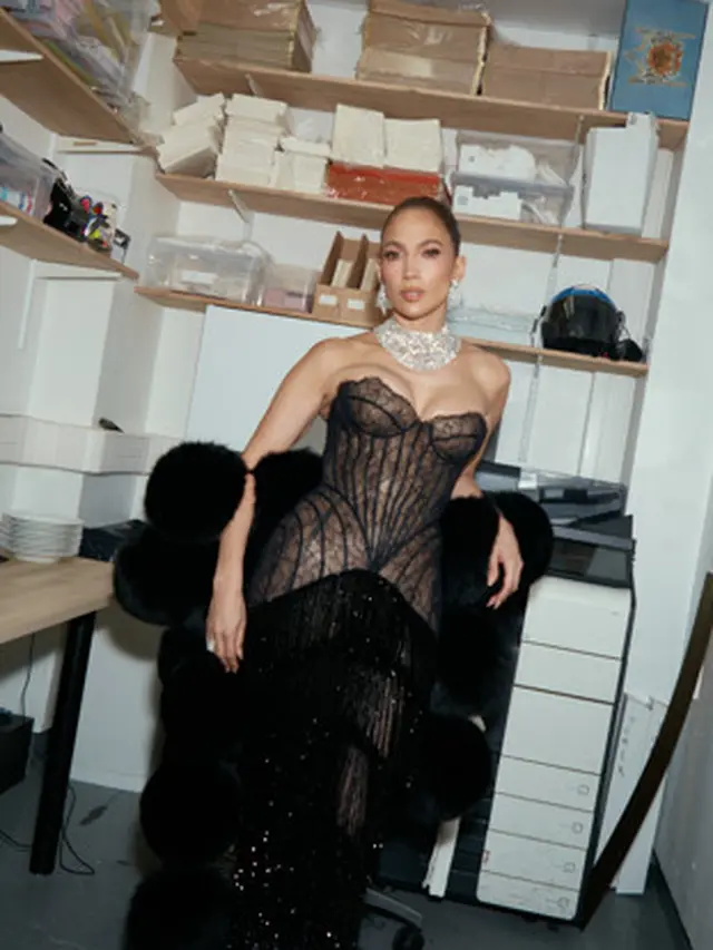 Jennifer Lopez Buktikan Pesona Awet Muda di Ulang Tahun ke-57, Intip Tiga Look Mewahnya