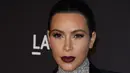 Sosialita dan bintang reality TV, Kim Kardashian mengaplikasikan lisptik dark berry yang terkesan misterius saat menghadiri ajang LACMA 2015 Art+Film Gala di Los Angeles , California , Sabtu (7/11). (AFP PHOTO / MARK RALSTON)
