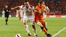 Penyerang Montenegro, Marko Simic bersaing dengan gelandang timnas Belanda Guus Til pada laga lanjutan kualifikasi Piala Dunia 2022 di Stadion Phillips, Minggu (5/8/2021) dini hari WIB. Belanda menggilas Montenegro empat gol tanpa balas. (MAURICE VAN STEEN/ANP/AFP)