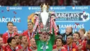 Kiper Manchester United, David de Gea mengangkat trofi Liga Inggris setelah memenangkan laga atas Swansea City di Old Trafford, Manchester, 12 Mei 2013. Ini merupakan satu-satunya trofi liga yang berhasil De Gea persembahkan selama 12 tahun membela Setan Merah. Kala itu, MU berhasil finis dengan raihan 89 poin atau unggul 11 poin dari sang rival sekota, Manchester City. (AFP/Andrew Yates)