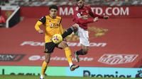 Gelandang Manchester United, Bruno Fernandes mengontrol bola saat bertanding melawan Wolverhampton Wanderers pada pertandingan lanjutan Liga Inggris di Stadion Old Trafford, Rabu (30/12/2020). MU menang tipis atas Wolverhampton 1-0 berkat gol Marcos Rashford. (Martin Rickett, Pool via AP)