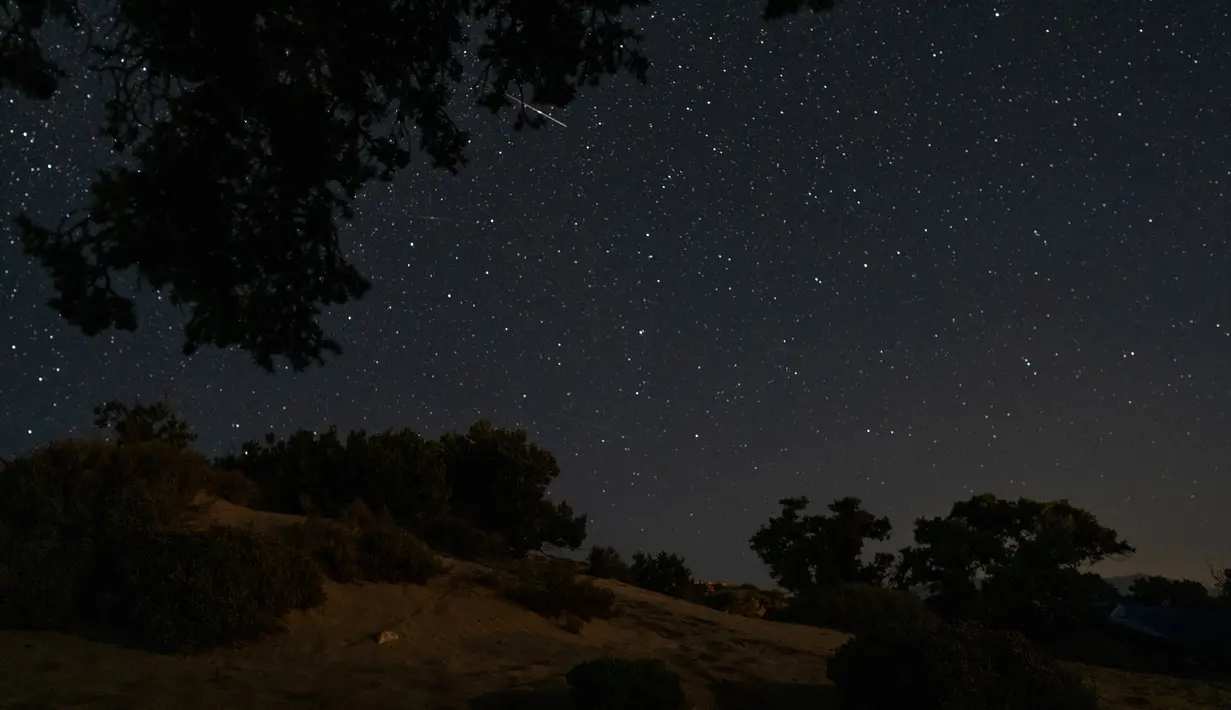 Berdasarkan pernyataan American Meteor Society, ketika hujan meteor perseid mencapai puncaknya, akan ada sekitar 100 meteor yang terlihat jatuh dalam waktu satu jam. (AP Photo/Petros Giannakouris)