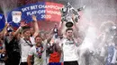 Fulham - The Whites berhasil mengamankan satu tiket ke Premier League setelah menaklukkan Brentford 2-1 pada final play-off Divisi Championship. Kemenangan tersebut membawa Fulham menyusul Leeds United dan West Bromwich Albion kembali ke Premier League. (Mike Egerton/PA via AP)