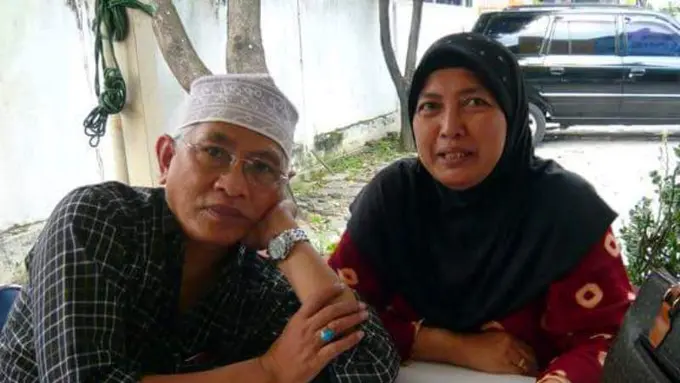 [Bintang] Gus Mus dan istri