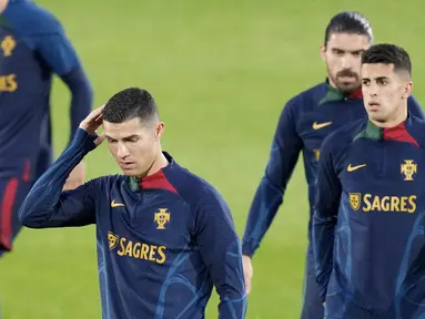 Cristiano Ronaldo baru saja membuat kisruh di Manchester United menyusul wawancara kontroversialnya. (AP/Armando Franca)