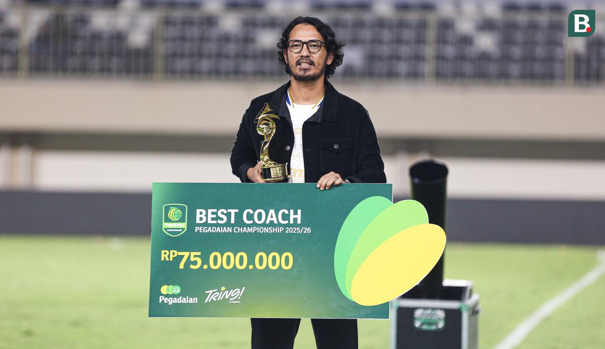 Juru taktik Adhyaksa FC Banten, Ade Suhendra berhasil terpilih sebagai Pelatih Terbaik di arena Pegadaian Championship 2025/26. (Bola.com/Abdul Aziz)