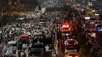 Massa peserta demo 4 November dan kendaraan memadati Jalan Gatot Subroto, Jakarta atau tepat di depan Gedung MPR/DPR RI, Jumat (4/11). Mereka menginap di jalan depan Gedung DPR lantaran tak diizinkan masuk ke komplek parlemen (Liputan6.com/Johan Tallo)