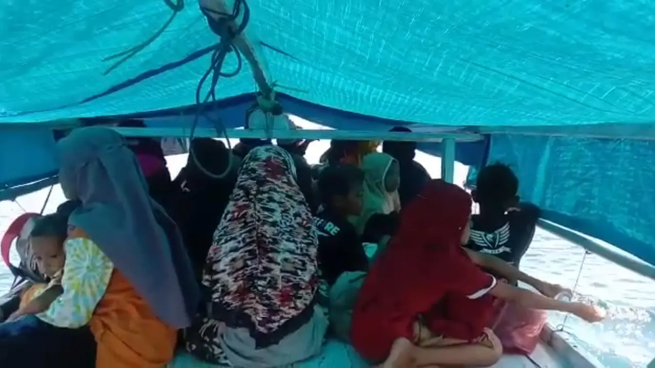 Puluhan siswa bersama guru Sekolah Dasar Negeri (SDN) Sukun, berada di dalam kapal motor menuju kota Maumere untuk mengikuti simulasi ANKB. (Liputan6.com/Dionisius Wilibardus)