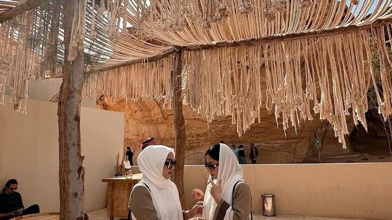Kompak bergaya dengan sang ibu, Nikita dan ibunya tampak serasi dengan outfit yang identik.