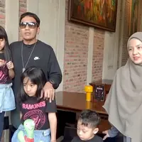 Potret Desta dan Natasha Rizky kompak antar anak sunat. (Sumber: YouTube/Trio Strong Family)