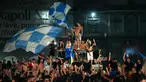 Para suporter Napoli merayakan kemenangan atas Juventus pada final Coppa Italia di pusat Kota Napoli, Italia, Rabu (17/6/2020). Napoli menjadi juara Coppa Italia 2019-2020 setelah mengalahkan Juventus lewat drama adu penalti. (Carlo Hermann/AFP)