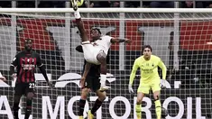 Bek Torino, Stephane Singo melakukan tendangan saat bertanding melawan AC Milan pada pertandingan babak 16 besar Coppa Italia di Stadion San Siro di Milan, Italia, Kamis (12/1/2023). Torino menang tipis atas AC Milan dengan skor 1-0 berkat gol Michel Adopo di perpanjangan waktu. (Marco Alpozzi/LaPresse via AP)