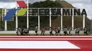 Pembalap Asia Talent Cup berjalan saat pengenalan trek di Sirkuit Internasional Mandalika, Lombok. Sirkuit yang baru dibangun ini bersiap untuk menjadi tuan rumah Kejuaraan Dunia Superbike pada 19-21 November. (AP Photo/Achmad Ibrahim)