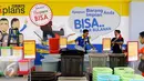 Pengunjung saat melihat barang-barang belanjaan saat pembukaan Megastore Courts, Tangerang Selatan, Sabtu (23/1/2016). Ritel tersebut menjual 60% produk lokal. (Liputan6.com/Fery Pradolo)