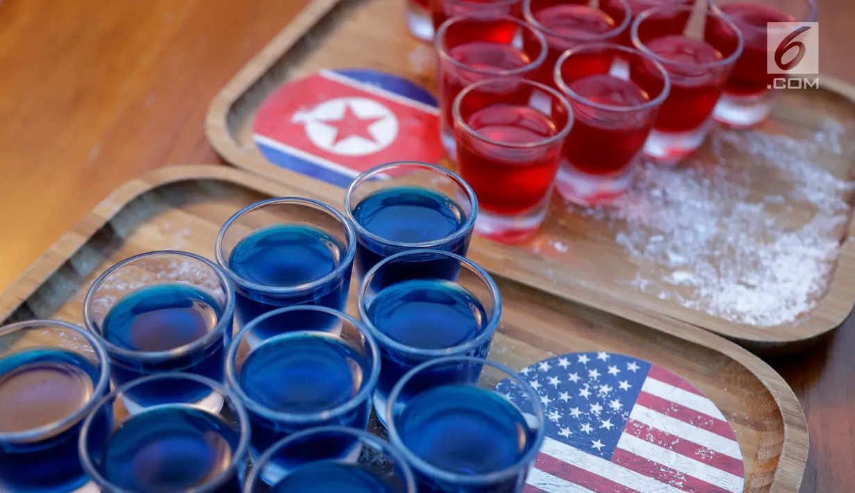 Bar Escobar menawarkan menu "Trump", koktail berwarna biru dan "Kim", minuman soju merah di Singapura, 7 Juni 2018. Minuman keras dibuat iitu memanfaatkan momentum pertemuan Donald Trump dan Kim Jong-un di Singapura 12 Juni nanti (AP/Wong Maye-E)