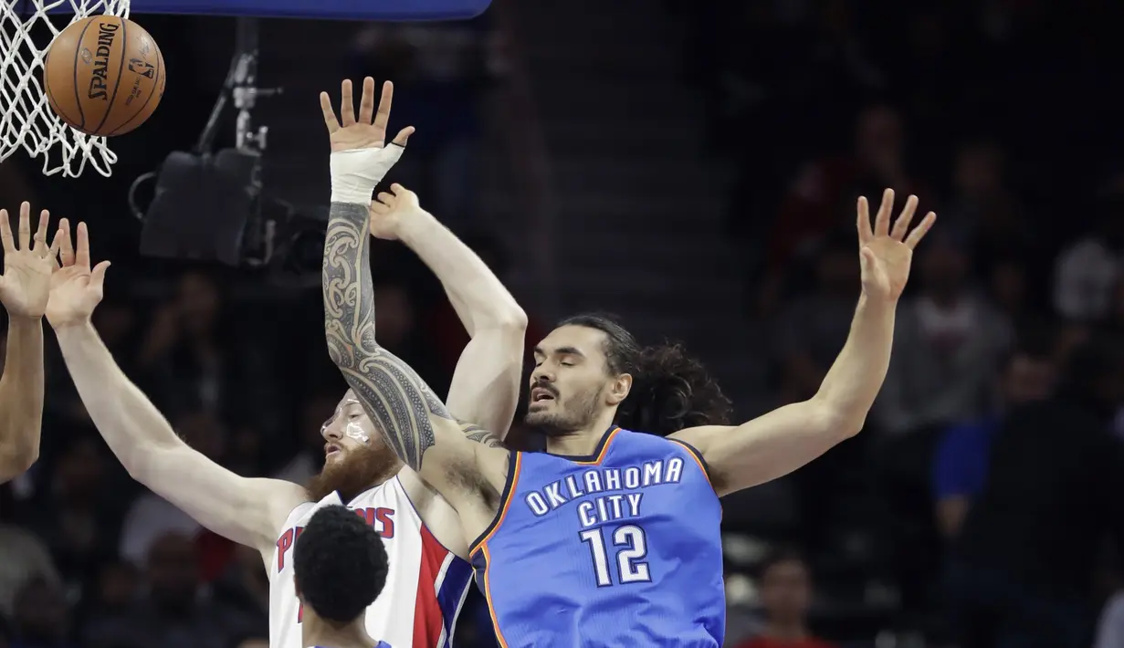 Pemain Oklahoma City Thunder, Steven Adams #12 melanggar pemain Detroit Pistons, Aron Baynes pada laga NBA basketball game di Auburn Hills, (14/11/2016).  (AP/Carlos Osorio)