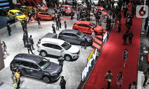 Pengunjung menghadiri pembukaan pameran Indonesia International Motor Show (IIMS) 2023 di Jiexpo Kemayoran, Jakarta, Kamis (16/2/2023). IIMS 2023 yang berlangsung pada 16-26 Februari menghadirkan 165 brand otomotif mencakup merek kendaraan roda empat, roda dua, dan kendaraan listrik. (merdeka.com/Iqbal S. Nugroho)
