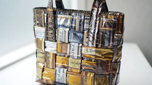 Tas dari bungkus kopi plastik (Foto: Reve Art AI)