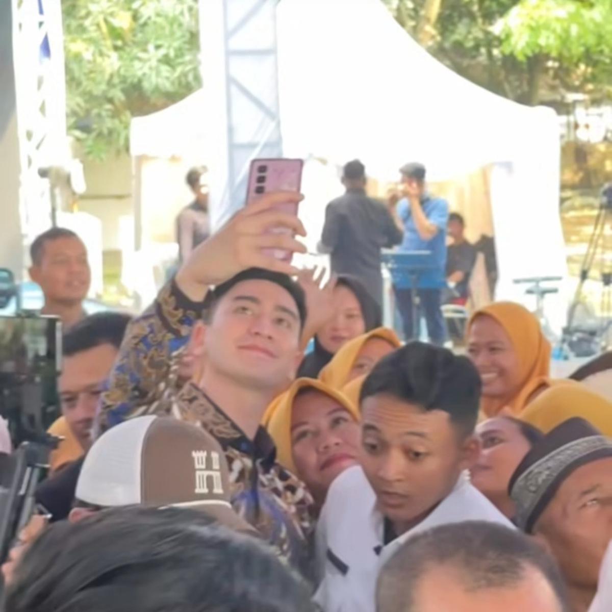 Potret Verrell Bramasta Diserbu Ibu-ibu saat Blusukan ke Karawang, Ada Kejadian Lucu Gerobak Jajanan Roboh