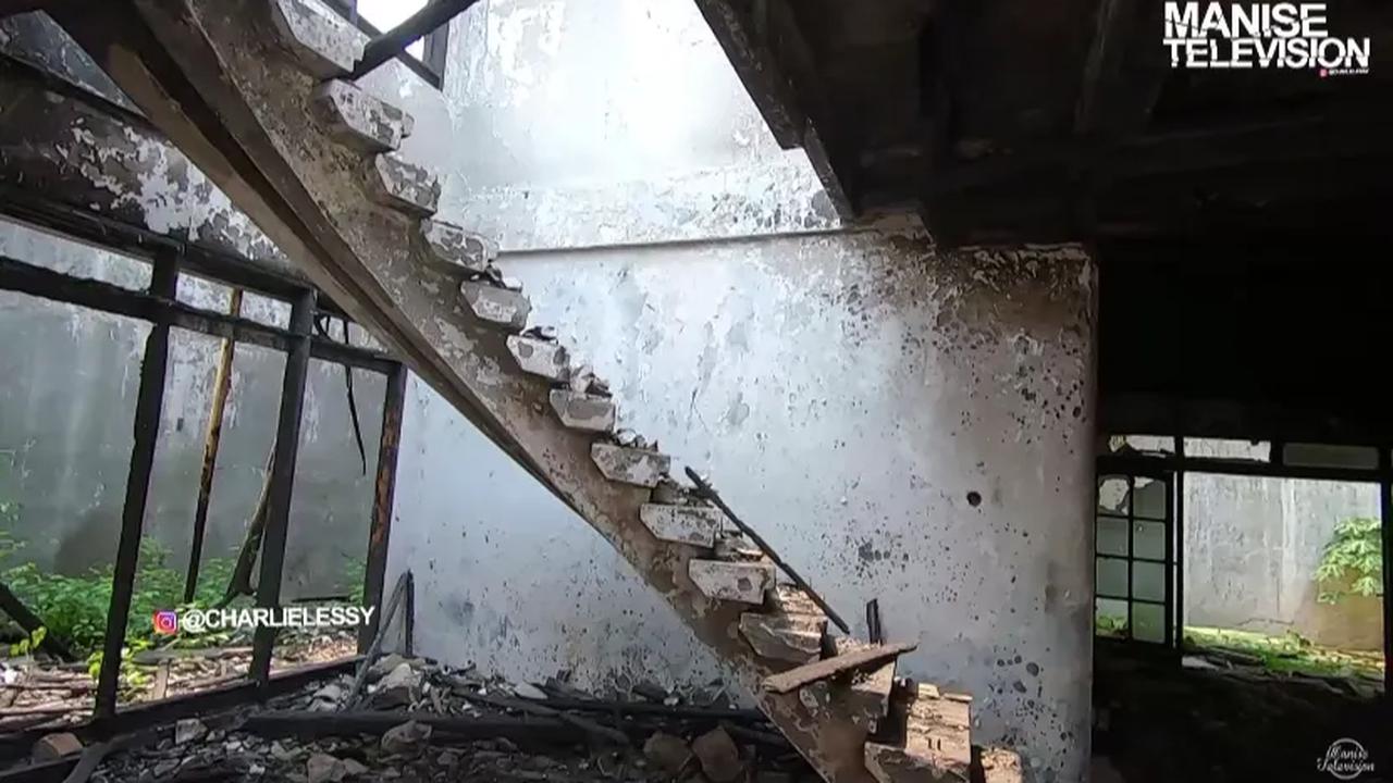 Beginilah potret tangga yang menghubungkan lantai satu ke lantai dua rumah ini. Desain bentuk tangga melengkung itu menjadi ciri khas rumah mewah. <br>