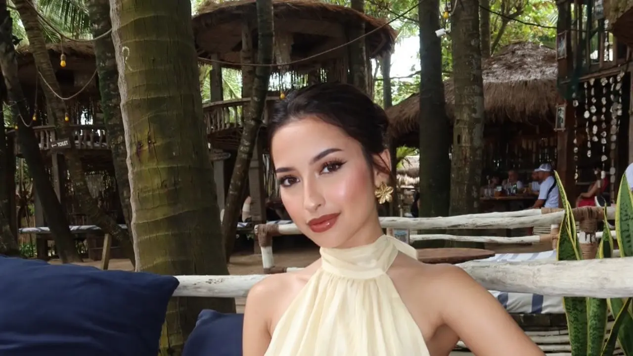Jennifer Coppen Tampil dengan Makeup Glam ala Latina Girl saat Liburan di Bali, Pancarkan Pesona Summer Look