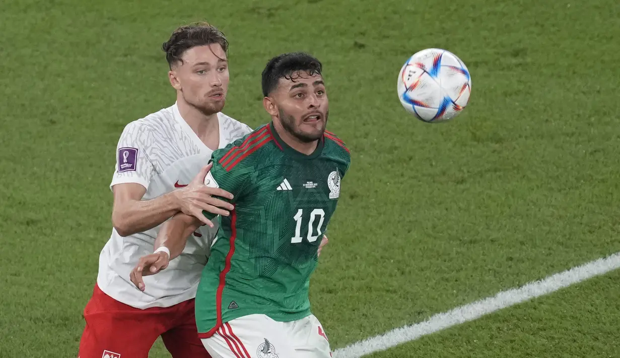 <p>Penyerang Meksiko, Alexis Vega berebut bola dengan pemain Polandia, Matty Cash selama pertandingan grup C Piala Dunia 2022 Qatar di Stadion 974 di Doha, Qatar, Selasa (22/11/2022). Polandia bermain imbang dengan Meksiko dengan skor 0-0. (AP Photo/Darko Vojinovic)</p>