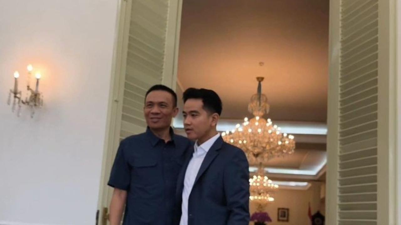 Gibran Peluk Rismon Usai Minta Maaf Soal Ijazah Jokowi, Sebut Hubungan Saudara