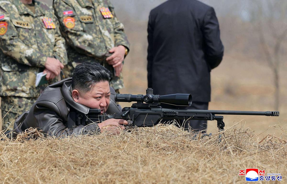 Kim Jong-un jajal senapan sniper Korea Utara