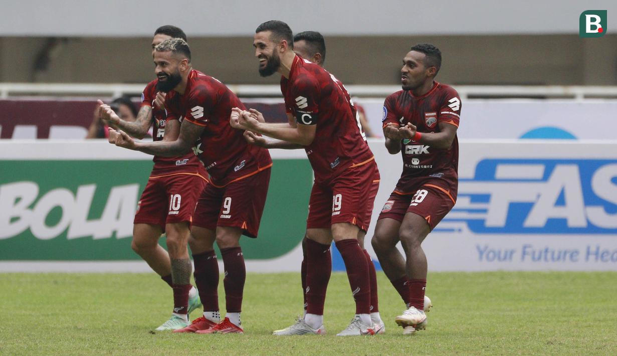 Para pemain Borneo FC merayakan gol yang dicetak oleh Francisco Torres ke gawang Persita Tangerang dalam laga pekan ke-6 BRI Liga 1 2021/2022 di Stadion Pakansari, Bogor, Sabtu (10/2/2021). (Bola.com/M Iqbal Ichsan)