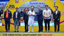 Pemain Timnas futsal Indonesia, Wendy Bryan mendapatkan penghargaan sebagai pemain terbaik (MVP) setelah laga final Piala AFF 2024 melawan Vietnam yang berlangsung di Terminal 21 Korat, Nakhon Ratchasima, Thailand, Minggu (10/11/2024) malam WIB. (Dok. Federasi Futsal Indonesia)