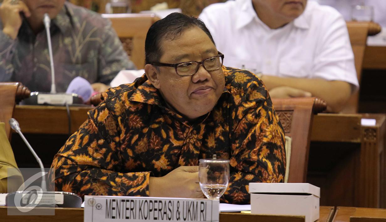 Menteri Koperasi dan UKM Anak Agung Gede Ngurah Puspayoga mengikuti raker dengan Komisi VI DPR, Jakarta, Kamis (4/2). Raker yang seharusnya membahas  MEA Trans Pacific Partnership, Globalisasi, Gula, Beras, Garam harus Ditunda. (Liputan6.com/Angga Yuniar)