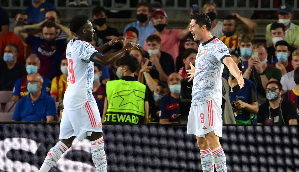 Sayangnya Barcelona malah kembali kebobolan di menit ke-85. Lewandowski (kanan) sukses mencetak gol untuk kedua kalinya. Keunggulan Die Roten akhirnya bertahan hingga pertandingan usai. Bayern Munchen menang 3-0 atas tuan rumah Barcelona. (Foto: AFP/Lluis Gene)