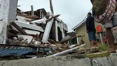 Penduduk desa memeriksa rumah mereka yang rusak setelah gempa magnitudo 5,1  di Sukabumi, Jawa Barat (10/3/2020). Menurut BMKG pusat gempa berada pada koordinat 6.81 LS dan 106.66 BT. (AFP/Handout/BNPB)