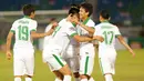 Para pemain Timnas Indonesia U-19 merayakan gol yang dicetak Muhammad Iqbal ke gawang Filipina U-19 pada laga Piala AFF U-18 di Stadion Thuwunna, Myanmar, Kamis (7/9/2017). Muhammad Iqbal telah mencetak 2 gol. (Liputan6.com/Yoppy Renato)