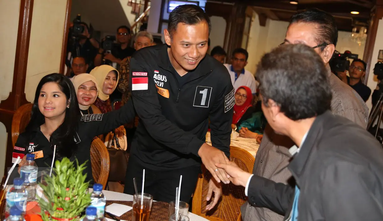 Cagub DKI Jakarta Agus Harimurti Yudhoyono bersalaman dengan pensiunan PNS Dinas Pendidikan Dasar DKI Jakarta, Selasa (29/11). Para eks PNS DKI tersebut merupakan mantan anak buah calon wakil Agus, Sylviana Murni. (Liputan6.com/Immanuel Antonius)
