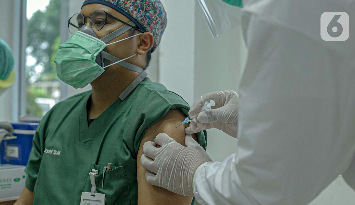 FOTO Tenaga Kesehatan Mulai Jalani Vaksinasi COVID  19 